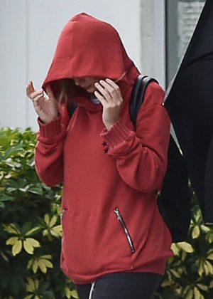 Taylor Swift - Arrives ahead of filming a new music video in Miami